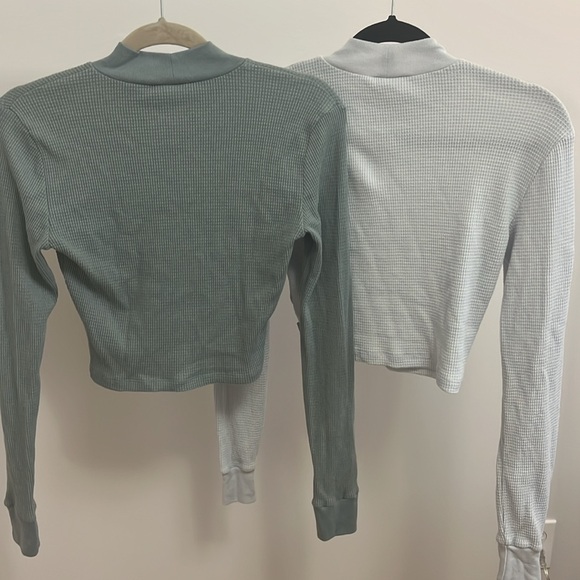 Aritzia TNA waffle long sleeve cropped mock neck tops (size M for both) - Picture 4 of 4